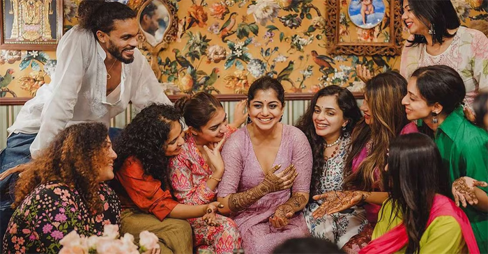 വിവാഹത്തിനൊരുങ്ങി മീരാ നന്ദന്‍; അച്ഛനും അമ്മയ്ക്കും ഒപ്പം ഗുരുവായൂരിലെത്തിയതിന് പിന്നാലെ മെഹന്ദി ആഘോഷ ചിത്രങ്ങളും സോഷ്യല്‍മീഡിയയില്‍; നടിയുടെ വിവാഹ ആഘോഷത്തില്‍ നിറഞ്ഞ് നസ്രിയയും ആന്‍ അഗസ്റ്റിനും അടക്കമുള്ള താരസുന്ദരികള്‍
