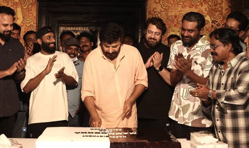 ഭ്രമയുഗത്തില്‍ മമ്മൂട്ടിയെത്തുക ദുര്‍മന്ത്രവാദിയായി; രാഹുല്‍ സദാശിവന്‍ ചിത്രത്തിന്റെ ഷൂട്ടിങ് വരിക്കാശേരി മനയില്‍; ലൊക്കേഷനില്‍ അണിയറപ്രവര്‍ത്തകര്‍ക്കൊപ്പം പിറന്നാള്‍ ആഘോഷിക്കുന്ന ചിത്രങ്ങള്‍ പുറത്ത്