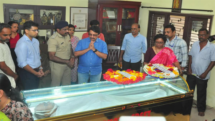  മലയാളത്തിന്റെ വിഖ്യാത സാഹിത്യകാരന്‍ ഇനി ദീപ്തമായ ഓര്‍മ; മഹാപ്രതിഭയെ അഗ്നി ഏറ്റുവാങ്ങി; സ്മൃതിപഥം ശ്മശാനത്തില്‍ എം.ടിക്ക് നിത്യനിദ്ര; സംസ്‌കാര ചടങ്ങുകള്‍ ഔദ്യോഗിക ബഹുമതികളോടെ; അന്ത്യയാത്രാമൊഴിയേകി മലയാളികള്‍
