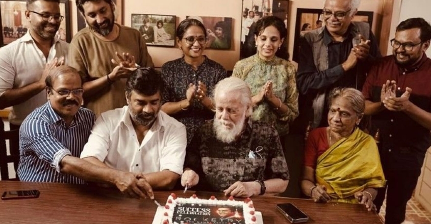  റോക്കട്രിയുടെ വിജയം ആഘോഷിക്കാനായി നമ്പി നാരായണന്റെ തിരുവനന്തപുരത്തെ വീട്ടിലെത്തി മാധവനും അണിയറപ്രവര്‍ത്തകരും; കുടുംബാഗങ്ങള്‍ക്കൊപ്പം കേക്ക് മുറിച്ച് ആഘോഷിക്കുന്ന ചിത്രങ്ങള്‍ വൈറല്‍