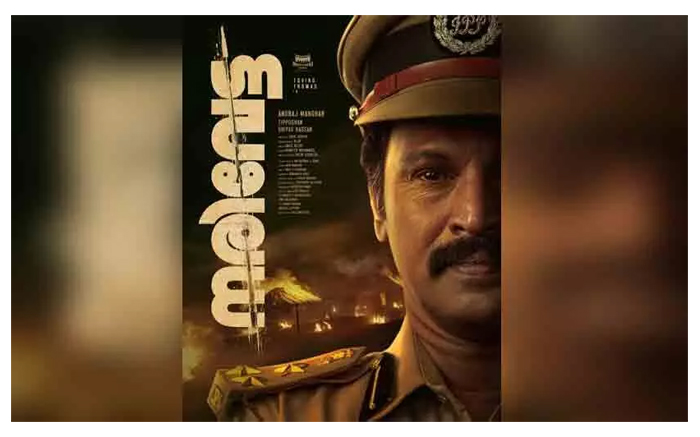 ചേരന്‍ ആദ്യമായി മലയാളത്തിലേക്ക്; ടോവിനോ ചിത്രം നരിവേട്ടയില്‍ രഘുറാം കേശവ് എന്ന പൊലീസ് ഉദ്യോഗസ്ഥനായി നടനെത്തും; ഫസ്റ്റ് ലുക്ക് പുറത്ത്