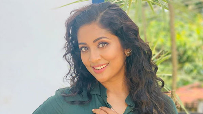 നവ്യയുടെ തിരിച്ചുവരവ് വി കെ പ്രകാശ് ചിത്രത്തിലൂടെ; തീ എന്ന് പേരിട്ടിരിക്കുന്ന ചിത്രത്തില്‍ ശക്തമായ സ്ത്രീ കഥാപാത്രമായി മാറാന്‍ നടി; ചിത്രം പറയുന്നത് താലിമാല പൊട്ടിച്ചോടുന്ന കള്ളന് പിന്നാലെ ഓടുന്ന നിരാലംബയായ സ്ത്രീയുടെ കഥ