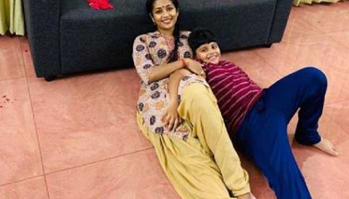  നൃത്തം ചെയ്ത് കുഴഞ്ഞുവന്ന അമ്മയ്ക്ക് മകന്‍ നല്‍കിയ സര്‍പ്രൈസ്;  നവ്യക്ക് മകന്‍ നല്‍കിയ സര്‍പ്രൈസ് കണ്ടോ!