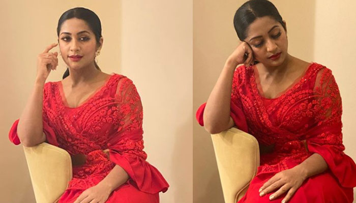 മോഡേൺ വസ്ത്രത്തിൽ അതിസുന്ദരിയായി നവ്യ നായർ; ചിത്രങ്ങൾ വൈറൽ 