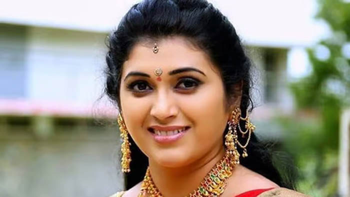  കാര്‍ നിയന്ത്രണം വിട്ട് ബസിലും ഡിവൈഡറിലും ഇടിച്ച് അപകടം; പ്രശസ്ത സീരിയല്‍ താരം  പവിത്ര ജയറാം ആന്ധ്രയില്‍   കാറപകടത്തില്‍ മരിച്ചു