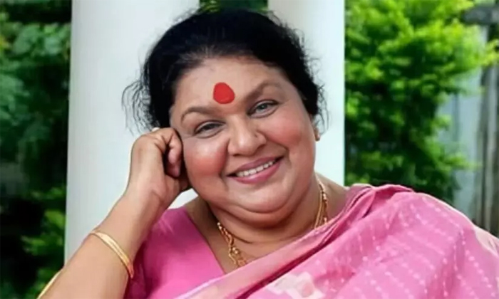  മലയാള സിനിമയിലെ മൂന്ന് തലമുറകളുടെ 'അമ്മ'; അമ്മയായി പ്രേക്ഷകരെ കൈയ്യിലെടുത്ത അഭിനയ തികവ്; ആയിരത്തോളം സിനിമകളില്‍ വേഷപകര്‍ച്ച; കവിയൂര്‍ പൊന്നമ്മ അന്തരിച്ചു 