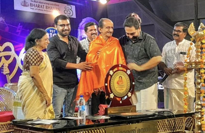  ജി.ദേവരാജന്‍ - പി.ജയചന്ദ്രന്‍ അനുസ്മരണ വേദിയില്‍ എം. ജയചന്ദ്രന്‍ പൊന്നാട അണിയിച്ച് ചേര്‍ത്തുപിടിച്ചു; പിന്നാലെ കുഴഞ്ഞുവീഴലും മരണവും; സംഗീത പരിപാടികളിലെ നിറസാന്നിദ്ധ്യമായിരുന്ന പോറ്റിസാര്‍ വിട പറയുമ്പോള്‍