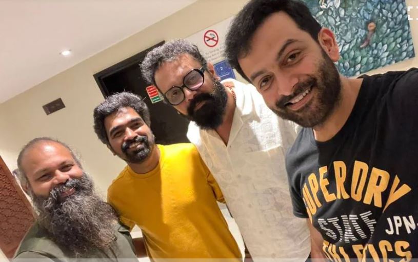  റോക്കി ഭായിയെ മാസ് ആക്കിയ രവി ബസ്രുര്‍ കാളിയനില്‍; പൃഥിരാജ് ചിത്രത്തിന് സംഗീതമൊരുക്കാന്‍  തിരക്കേറിയ സംഗീതസംവിധായകന്‍ എത്തുന്ന സന്തോഷം പങ്ക് വച്ച് അണിയറപ്രവര്‍ത്തകര്‍
