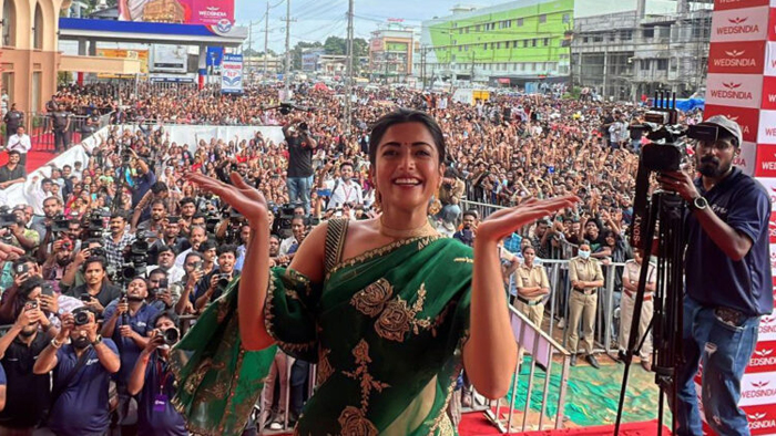 പച്ച നിറത്തിലുള്ള സാരിയില്‍ തനി മലയാളി പെണ്‍കുട്ടിയായി രശ്മിക മന്ദാന; കരുനാഗപ്പള്ളിയില്‍ ഉദ്ഘാടനത്തിനായി ഹെലികോപ്ടറില്‍ പറന്നിറങ്ങി താരം; നാഷണല്‍ ക്രഷിനെ വരവേല്ക്കാന്‍ തടിച്ച് കൂടിയത് വന്‍ ജനാവലി