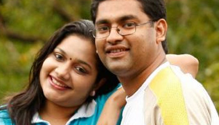 ഇനി ഒരുമിച്ച് ജീവിക്കാനാകില്ലെന്നും പരസ്പര സമ്മതത്തോടെ പിരിയുകയാണെന്നും വിവാഹ മോചന ഹർജി; ആറുമാസത്തിനുള്ളിൽ മലയാള സിനിമയിലെ ഓൾറൗണ്ടർക്ക് ഡിവോഴ്‌സ് കിട്ടും; കുടുംബ ജീവിതത്തിൽ നിന്ന് വേർപിരിയുന്നത് ഗായിക റിമി ടോമിയും ഭർത്താവ് റോയ്‌സും; ടെലിവിഷൻ സ്‌ക്രീനിലെ മിന്നും താരം അവസാനമിടുന്നത് 11 കൊല്ലം നീണ്ട ദാമ്പത്യം