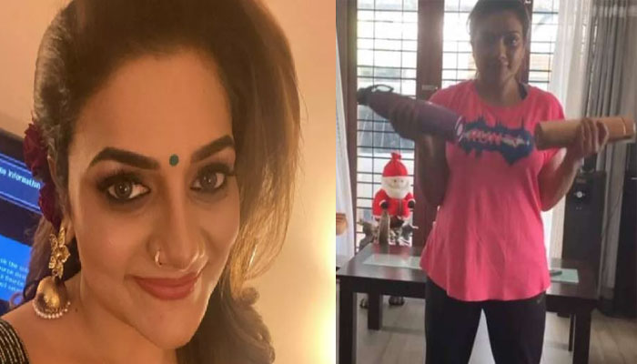 ഇരുകൈകളിലും ഫ്ളാസ്‌ക് പിടിച്ച് വർക്ക് ഔറ്റുമായി റിമിടോമി; എനിക്കുമാകാം മസിലൊക്കെ; ഗായികയുടെ വർക്ക് ഔട്ട് വീഡിയോ  ഏറ്റെടുത്ത് സോഷ്യൽ മീഡിയ 
