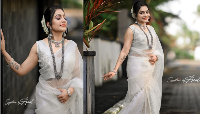 തൂവെളള സാരിക്കൊപ്പം മുല്ലപ്പൂവും സില്‍വര്‍ ആഭരണങ്ങളും; റിമിടോമിയുടെ സൗന്ദര്യത്തിന് പിന്നിലെ രഹസ്യം ചോദിച്ച് ആരാധകര്‍