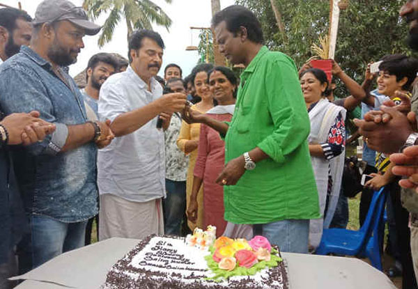 മമ്മൂട്ടി സലീം കുമാറിനെ ഞെട്ടിച്ചു! മധുരരാജ ലൊക്കേഷനിലെ ആഘോഷ ചിത്രങ്ങള്‍ വൈറലാവുന്നു!