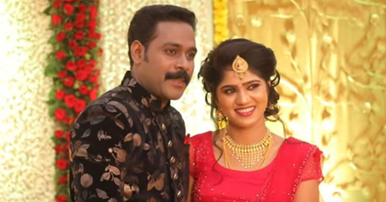 താരങ്ങള്‍ക്കും സുഹൃത്തുക്കള്‍ക്കുമായി റിസ്പന്‍ നടത്തിയത്   തിരുവനന്തപുരത്ത്;  ആശംസ നേരാനെത്തിയത് സിനിമാ സീരയല്‍ രംഗത്തെ പ്രമുഖ താരങ്ങള്‍; സെന്തില്‍ കൃഷ്ണയുടെ വിവാഹ റിസപ്ഷന്‍ വീഡിയോ കാണാം