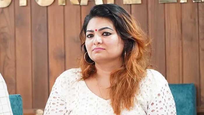 പ്രൊഡ്യൂസേഴ്സ് അസോസിയേഷന്‍ ഓഫീസില്‍ എന്തിനാണ് റൂമുകള്‍; അവിടെ നടക്കുന്നത് അന്വേഷിക്കണം; തന്നെപ്പോലെയുള്ളവരെ മാനസീകമായി തളര്‍ത്തി അവര്‍ രാജാക്കന്മാരെ പോലെ ജീവിക്കുന്നു; പുറത്താക്കലിനെ നിയമപരമായി നേരിടും; പ്രതികരിച്ച് സാന്ദ്രാ തോമസ് 