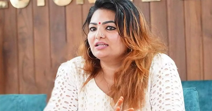  പടം നിര്‍മ്മിച്ച് പൂരപ്പറമ്പില്‍ കൊണ്ടുപോയി കാണിച്ചു കൊടുക്കുന്ന അവസ്ഥ; കൊള്ളയ്ക്ക് ചുക്കാന്‍ പിടിക്കുന്ന പിആര്‍ ഏജന്‍സികളും;ഫ്രീ ടിക്കറ്റ്‌സ് കൊടുത്തു ആളെ കുത്തി കയറ്റി ഫെയ്ക്ക് സക്‌സസ് കാണിക്കല്‍; സ്ത്രീ സൗഹാര്‍ദ്ദ ഇന്‍ഡസ്ട്രി ആണുപോലും മലയാള സിനിമ; പോസ്റ്റുമായി സാന്ദ്രാ തോമസ് വീണ്ടും