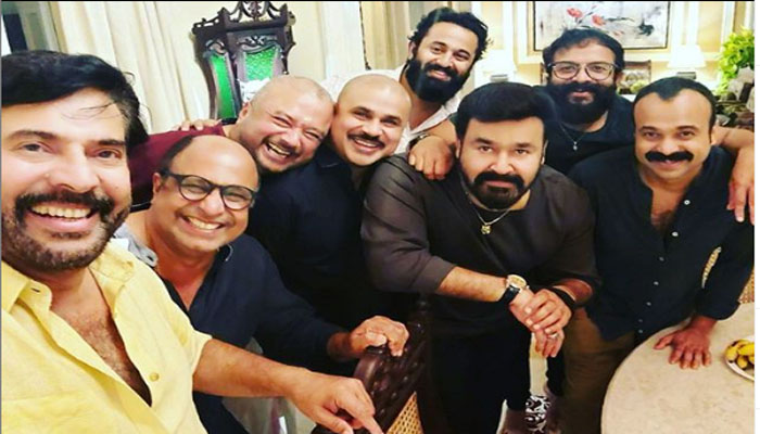 മമ്മൂട്ടി  സിദ്ധിക്, ജയറാം, ദിലീപ്, ജയസൂര്യ, കുഞ്ചാക്കോ ബോബന്‍, മോഹന്‍ലാല്‍, ഉണ്ണിമുകുന്ദന്‍! സെല്‍ഫി വൈറലാകുന്നു ! സെല്‍ഫി എടുത്തത് മമ്മൂക്ക 