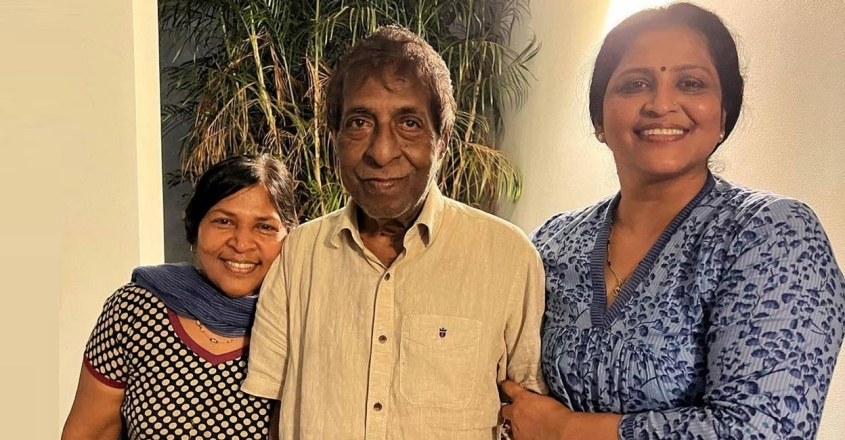 ചെറിയ ചില ആരോഗ്യപ്രശ്‌നങ്ങള്‍ ഒഴിച്ചാല്‍ ശ്രീനിയേട്ടന്‍ ഇന്ന് പൂര്‍ണ ആരോഗ്യവാനാണ്;അദ്ദേഹം അടുത്ത തിരക്കഥ എഴുതാനുള്ള തയ്യാറെടുപ്പില്‍ ധ്യാനിന്റെ അഭിമുഖ തമാശകള്‍ കേട്ട് മതിമറന്ന് ചിരിക്കുന്ന മാതാപിതാക്കളുടെ സന്തോഷവും ഞാനവിടെ കണ്ടു; ശ്രീനിവാസനൊപ്പമുള്ള ചിത്രം പങ്ക് വച്ച് സ്മിനു സിജോയുടെ പോസ്റ്റ്