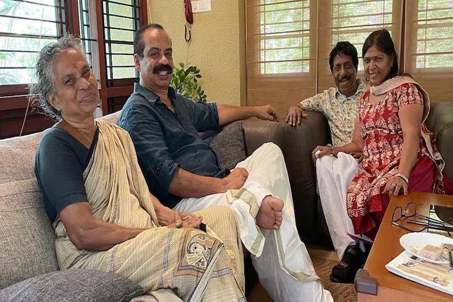 അഭിനയത്തിനൊപ്പം തിരക്കഥ എഴുത്തിലേക്കും മടങ്ങിയെത്തി ശ്രീനിവാസന്‍; സത്യന്‍ അന്തിക്കാടിനൊപ്പം പുതിയ ചിത്രം അണിയറയില്‍; ഇരുവരുടെയും കുടുംബങ്ങള്‍ തമ്മില്‍ കണ്ട് മുട്ടിയ സന്തോഷം പങ്ക് വച്ച് അനൂപ് സത്യനും