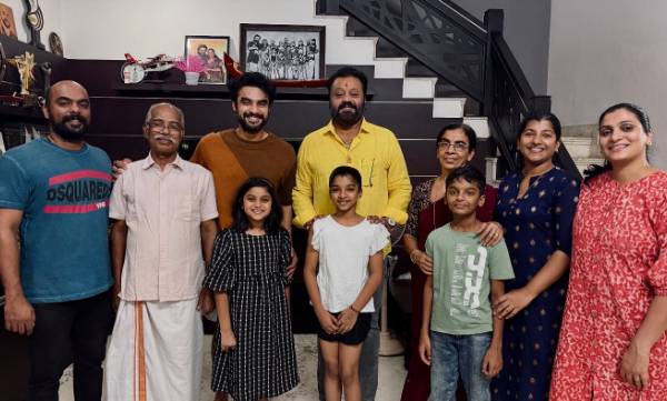  ഇന്ന് ഞങ്ങളുടെ വീട്ടില്‍ പ്രത്യേക അതിഥി എത്തി; ടൊവിനോയുടെ ഇരിങ്ങാലക്കുടയിലെ വീട്ടിലെത്തി സുരേഷ് ഗോപി; കുടുംബാംഗങ്ങള്‍ക്കൊപ്പമുള്ള ചിത്രം വച്ച്‌ നടന്‍