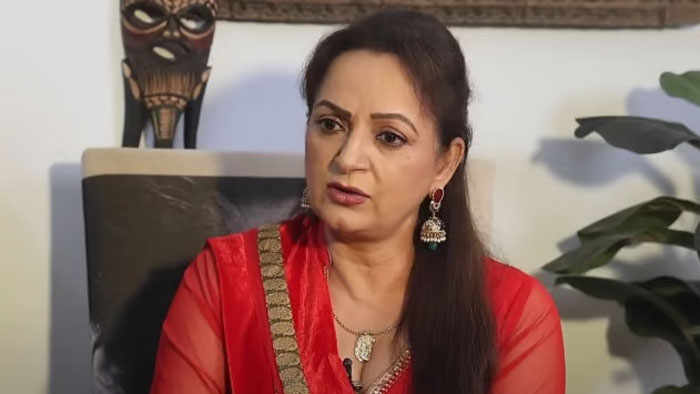  തെന്നിന്ത്യന്‍ സംവിധായകന്‍ എന്നെ രാത്രി ഹോട്ടലിലേക്ക് വിളിപ്പിച്ചു; ആ സംഭവം ഓര്‍ത്ത് ഫുട്പാത്തിലൂടെ നടക്കുമ്പോള്‍ എനിക്ക് കരച്ചില്‍ അടക്കാനായില്ല; പിന്നീടുള്ള ഏഴ് ദിവസങ്ങളില്‍ മുറിയില്‍ നിന്ന് പുറത്തിറങ്ങിയില്ല: വെളിപ്പെടുത്തലുമായി ഉപാസന സിങ്