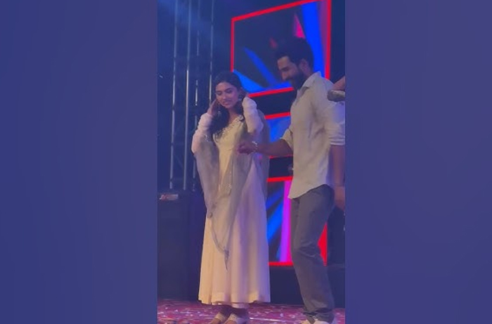 ഇരണ്ടു വാനം എന്ന ചിത്രത്തിന്റെ പോസ്റ്റര്‍ റിലീസ് ചടങ്ങിനിടെ വിജയ് ഗാനത്തിന് ചുവടുവെച്ച് മമിതയും വിഷ്ണു വിശാലും; വാത്തി കമിങിന് ചുവടുവക്കുന്ന നടിയുടെ വീഡിയോ വൈറല്‍