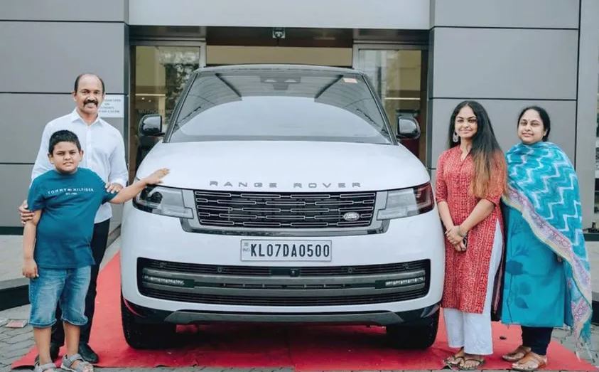 ലിസ്റ്റിന് പിന്നാലെ റേഞ്ച് റോവര്‍ സ്വന്തമാക്കി നിര്‍മ്മാതാവ് വേണു കുന്നപ്പിള്ളിയും; മാമാങ്കം നിര്‍മ്മാതാല് ഗാരേജിലെത്തിച്ചത് രണ്ടര കോടിയുടെ എസ് യുവി; മലയാള സിനിമയിലെ താരമായി ആഡംബര വാഹനം മാറുമ്പോള്‍