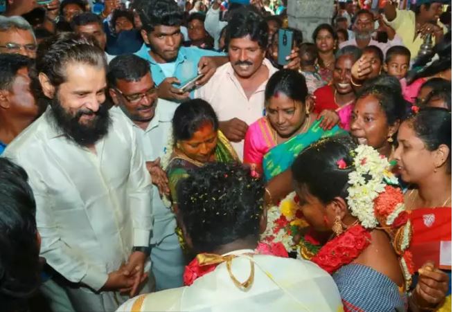  വീട്ടു ജോലിക്കാരനായി തന്നോടൊപ്പം 40 വര്‍ഷം ജോലി ചെയ്ത ആളുടെ മകന്റെ വിവാഹം മുന്നില്‍ നിന്ന് നടത്തി വിക്രം; മരണമടഞ്ഞ സഹായിയുടെ മകന്റെ വിവാഹത്തിന് താലി കൈമാറാന്‍ തമിഴ് സൂപ്പര്‍ താരം എത്തിയപ്പോള്‍
