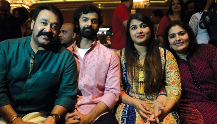 മകന്  അഭിനയമാണെങ്കില്‍ മകള്‍ വരകളുടെ ലോകത്താണ് എത്തിയിരിക്കുന്നതെന്ന് മോഹന്‍ലാല്‍!   താനെഴുതിയ കവിതകളും വരച്ച ചിത്രങ്ങളുമൊക്കെ ചേര്‍ത്ത് ബുക്ക് പബ്ലിഷ് ചെയ്യാനൊരുങ്ങി മോഹന്‍ലാലിന്റെ മകള്‍ വിസ്മയ.